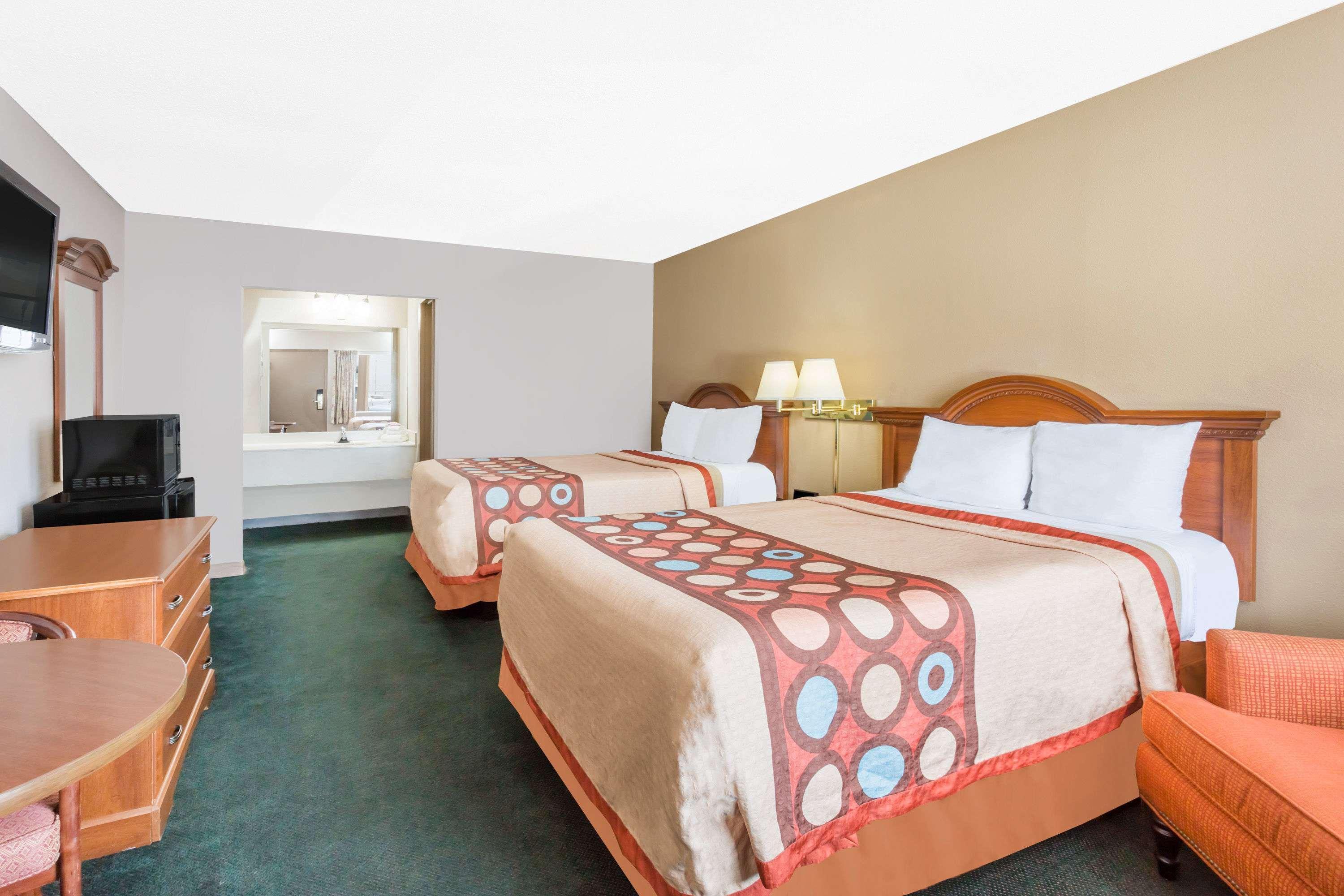 Super 8 By Wyndham Greensboro Eksteriør billede