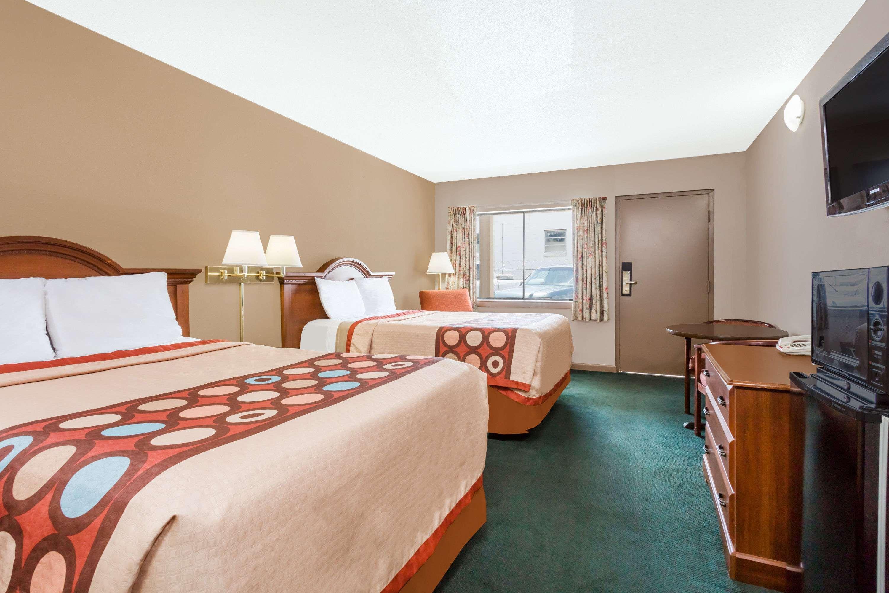 Super 8 By Wyndham Greensboro Eksteriør billede