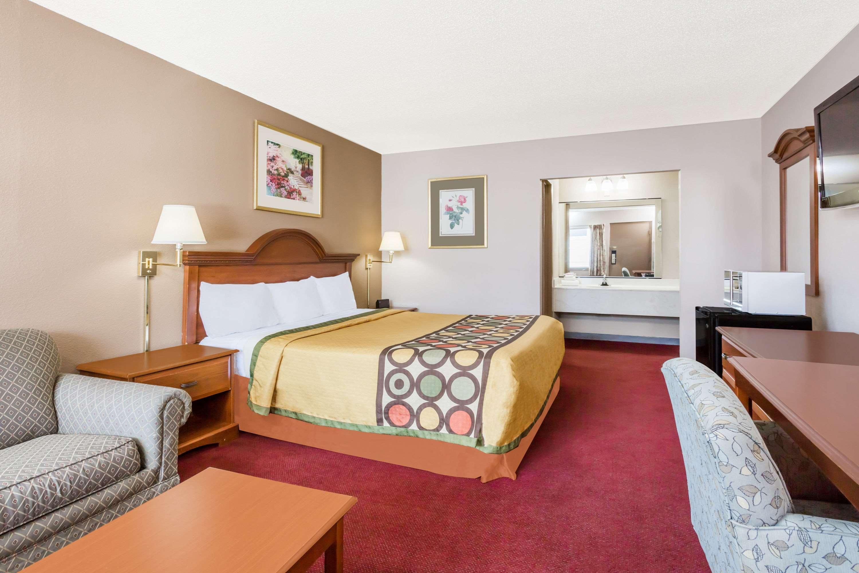 Super 8 By Wyndham Greensboro Eksteriør billede
